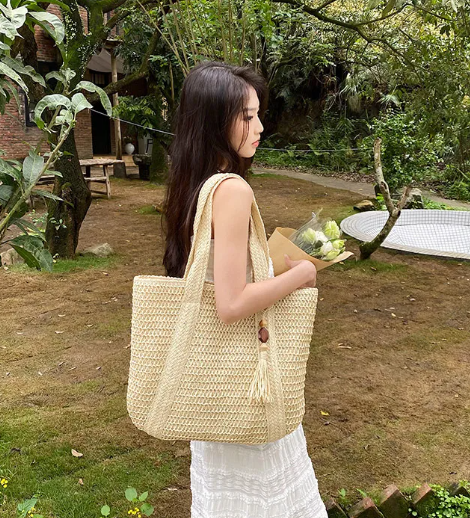Women's Straw Shoulder Bag — Paper String Beach Tote with Mahogany Pendant